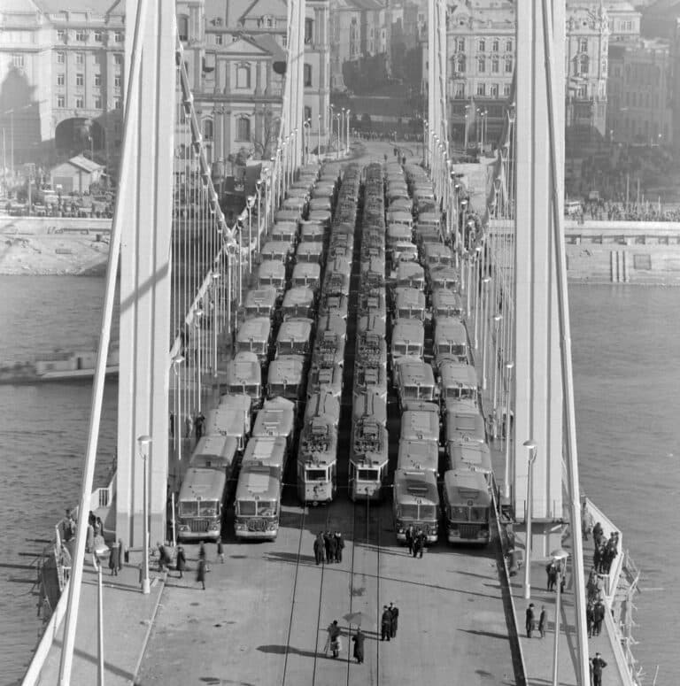 Image 1. Static load test of the Erzsébet Bridge in Budapest