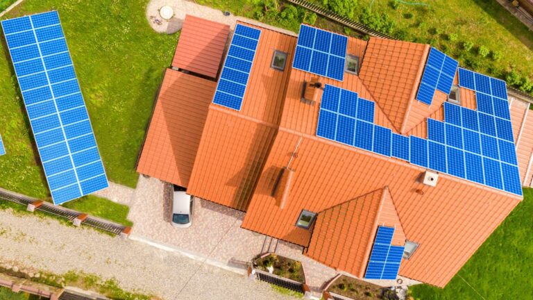 House with solar pannels acting like microgrid